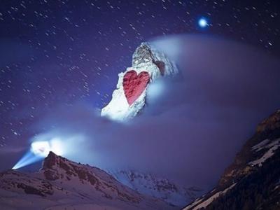 瑞士灯光艺术家Gerry Hofstetter在阿尔卑斯山马特洪峰投射爱心标语为全球民众打气