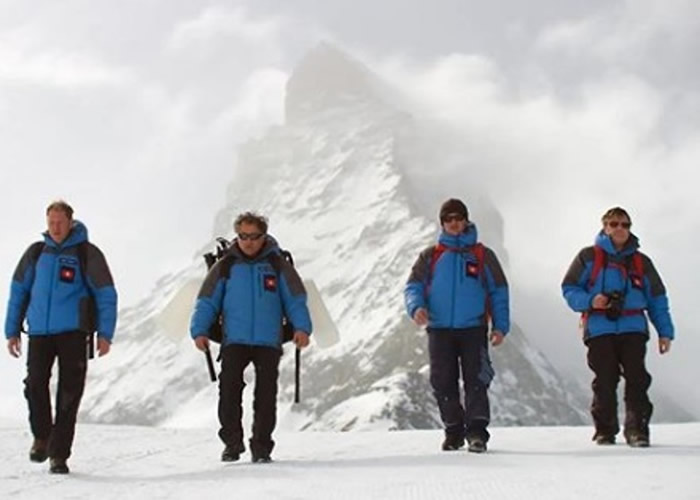 霍夫施泰特尔（左二）与团队登上山峰，完成今次灯光艺术。
