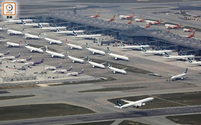 香港国际机场内有大量飞机停飞，国泰航空及旗下航空客机一字排开。