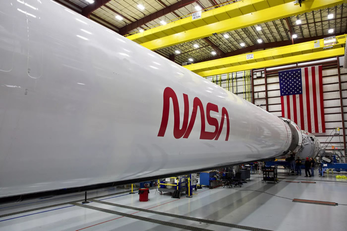 NASA正式将其20世纪70年代“蠕虫”标志带回SpaceX即将发射的猎鹰9号载人龙飞船
