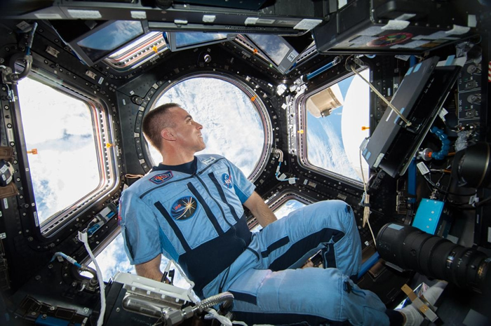 美国航天总署航天员克里斯. 卡西迪在国际太空站凝视着穹顶外的景色。 他在2013年8月登上这个绕行地球的轨道实验室，担任远征36（Expedition 36）任