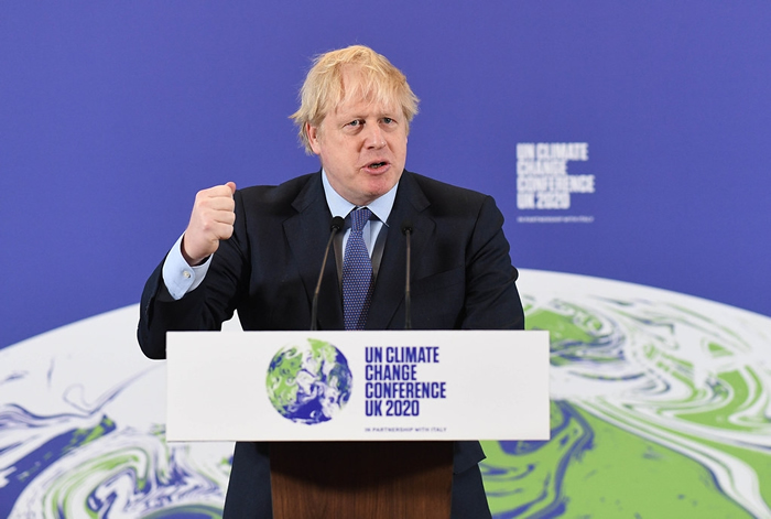 英国首相强生于今年2月4日向学生发表联合国气候峰会COP26的演说。 照片来源：Andrew Parsons / No10 Downing Street（CC