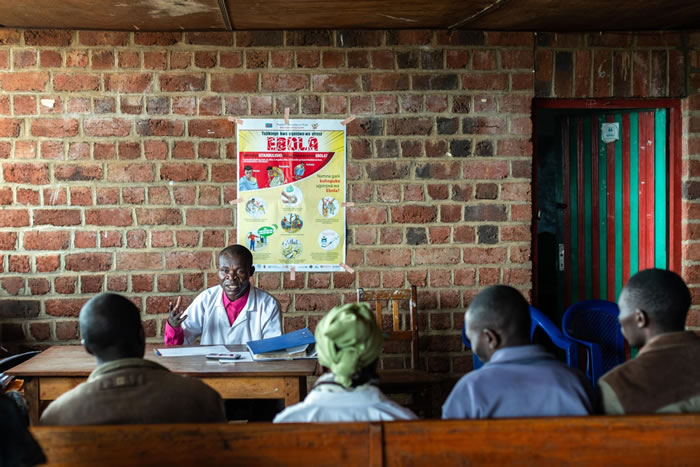 2019年3月4日，在DRC炯多镇外，当地卫生团队与社区医疗外展人员在一天的实地工作后互相交流，讨论集体进展与面临的挑战。 WHO已经在大城市外，像炯多这样的区