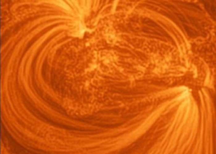 《天文物理期刊》：首次发现太阳外层具超热等离子体磁场线