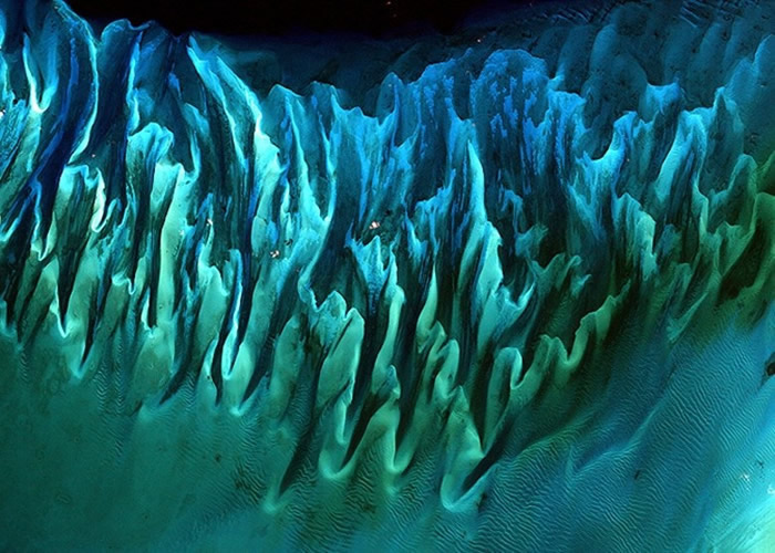 巴哈马潮汐下的海沙形成独特图案。