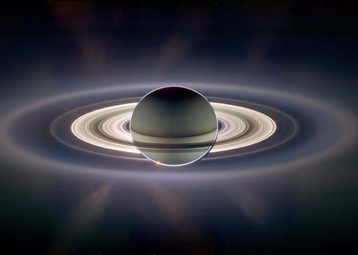 穿过土星环的星尘，地球看起来像是一个小光点。