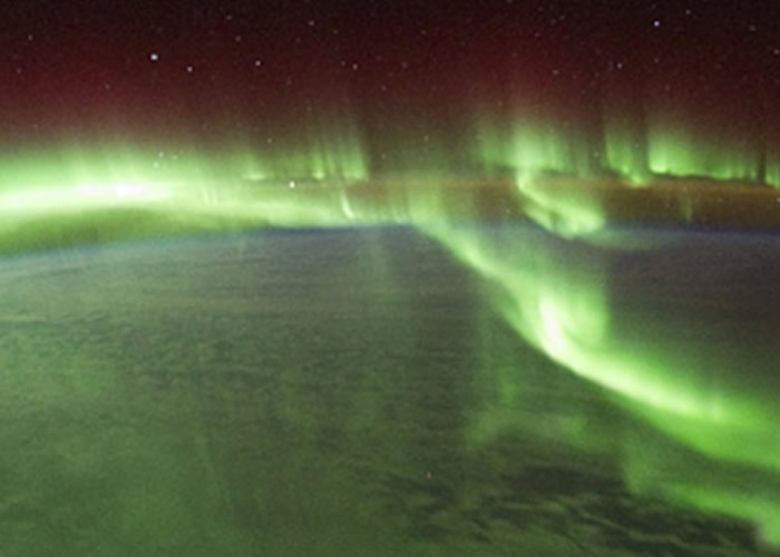 国际太空站同时拍得极光与山火，将相片命名为“天与地的火”。