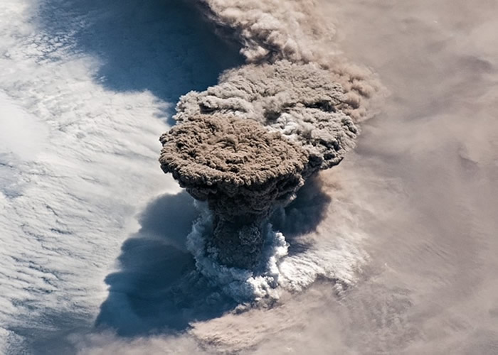 珍贵相片记录了雷公计火山爆发的画面。