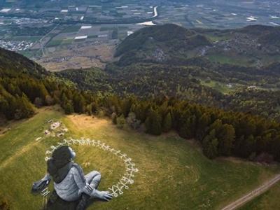 法国艺术家塞Saype在瑞士阿尔卑斯山度假胜地莱西恩完成巨型地画 向世界传递希望