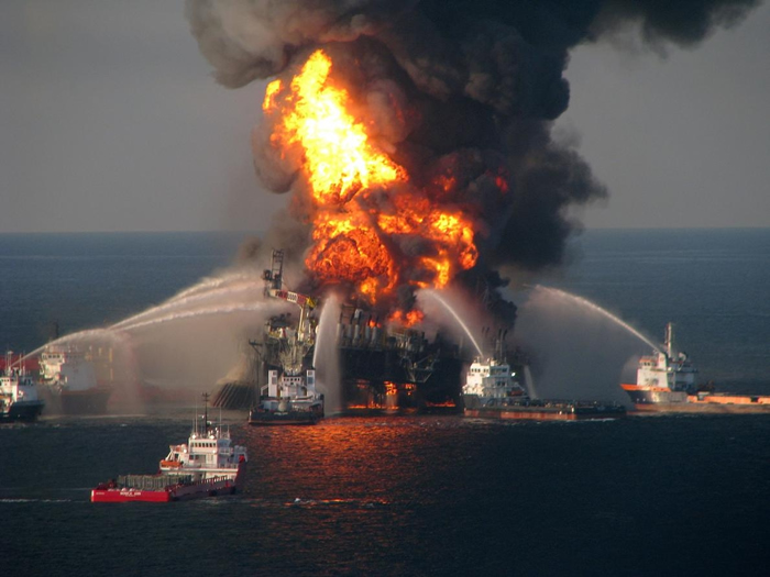 2010年4月21日在纽奥良附近，美国海岸警卫队消防船的人员正在和离岸钻油平台深水地平线燃烧的残骸搏斗。 当时估计每天仍有1000桶原油漏到墨西哥湾里。 PHO