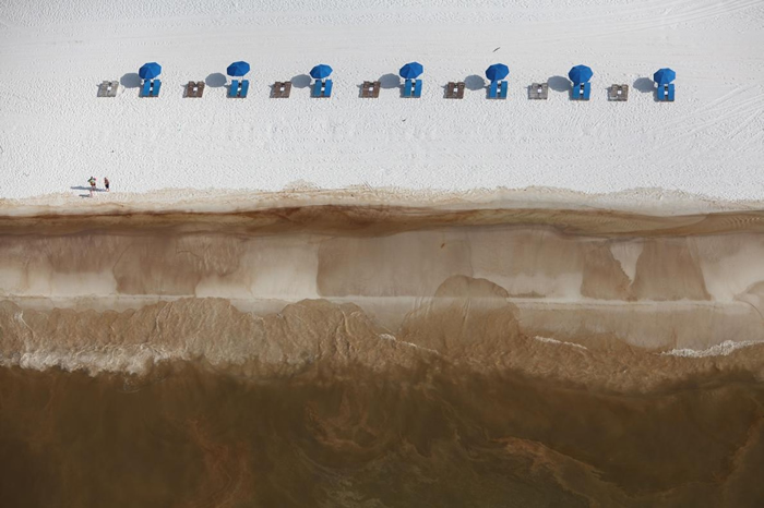 阿拉巴马州的奥蓝治海滩市（Orange Beach），白色的沙滩尽被油污所覆盖。 PHOTOGRAPH BY TYRONE TURNER， NAT GEO IM