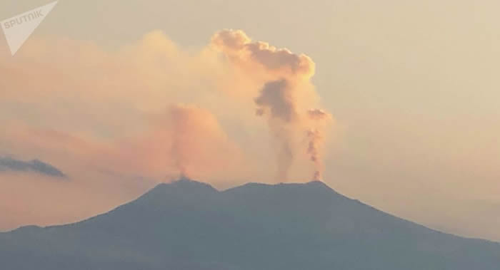 La Nuova Sicilia：西西里埃特纳火山喷出高达4.5公里的烟灰柱