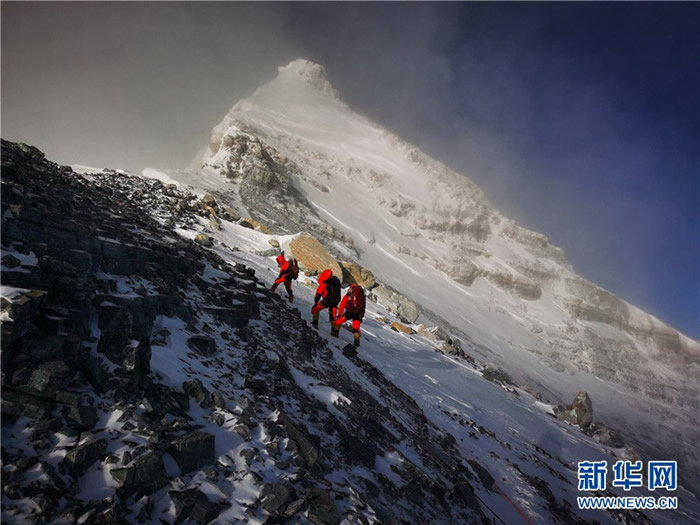 5月27日，2020珠峰高程测量登山队向珠峰峰顶挺进。新华社特约记者 扎西次仁 摄