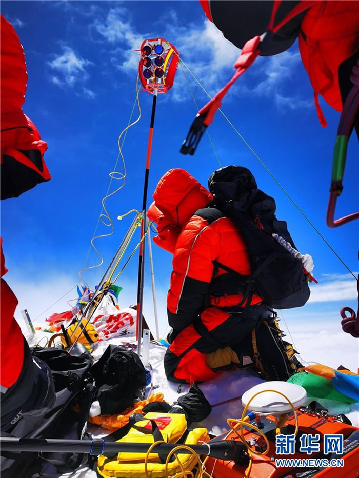 5月27日，2020珠峰高程测量登山队队员在珠峰峰顶开展测量工作。新华社特约记者 扎西次仁 摄
