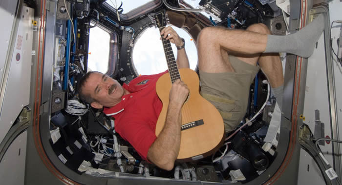 加拿大宇航员克里斯•哈德菲尔德：身着太空服进入太空漫步时是吹不了口哨的
