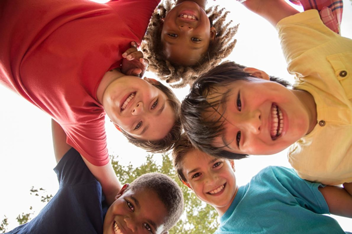 父母可以鼓励孩子结交不同族裔的朋友，并让他们知道很快就可以再和朋友一起玩。 PHOTOGRAPH BY FSTOP123 / GETTY IMAGES