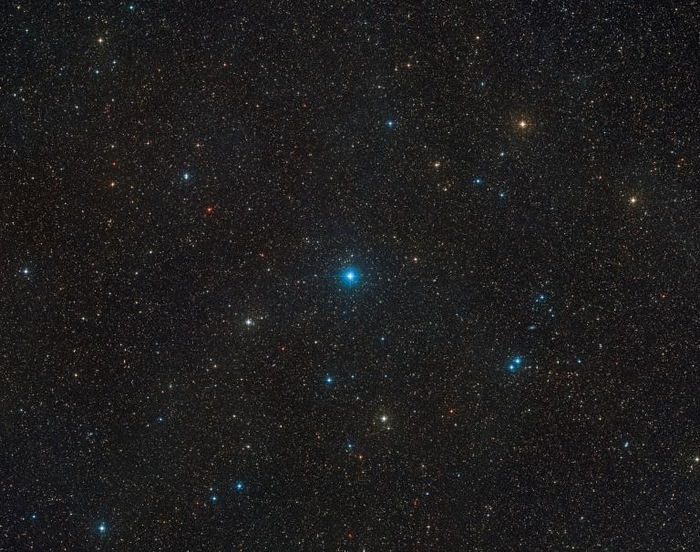 在这张由数字巡天2计划（Digitized Sky Survey 2）所拍摄的广视野影像中央，可以看到HR 6819恒星系统。 这两颗恒星的距离极为接近，看起来