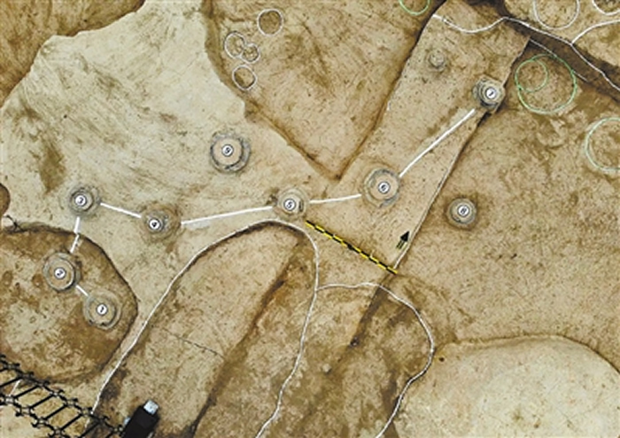 双槐树遗址发现的陶罐摆放出的北斗九星图案（郑州文物考古研究院供图）