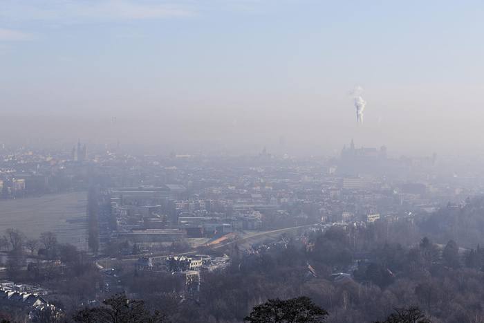 在新冠肺炎造成的封锁期间，电厂、工业和其他各种碳排放活动，仍持续地排出温室气体。 PHOTOGRAPH BY BARTEK SADOWSKI， BLOOMBER