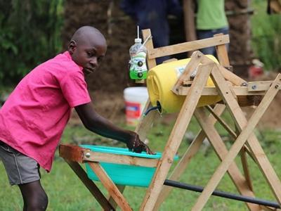 非洲肯尼亚9岁男孩瓦姆科塔（Stephen Wamukota）发明木制洗手机 获政府表彰