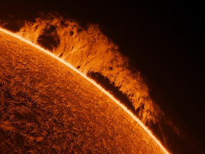 英国肯特郡6旬退休摄影师Paul Andrew在住所花园拍摄出精美太阳喷发等离子图像
