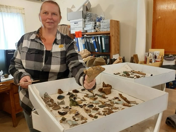 加拿大卑诗省巴克维尔历史古镇公园发现陈年垃圾堆 发掘出大批150年前淘金华人物品