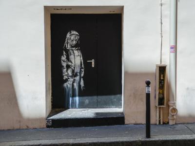 英国涂鸦艺术大师Banksy纪念2015年法国巴黎恐袭的涂鸦作品被盗逾1年后意大利寻回