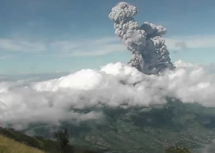 印尼爪哇岛默拉皮火山喷发 火山灰及蒸气喷至6公里高空