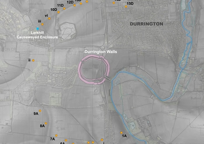 史前坑洞（黄点）环绕杜灵顿垣墙（粉色区域）形成大圆圈。