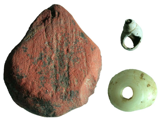 红赭石与贝壳珠子一同从斯里兰卡雨林中的法显洞早期遗址出土。 这座遗址出土的最古老工具（例如骨制箭头）有4万8000年之久。 IMAGE BY M. C. LAN