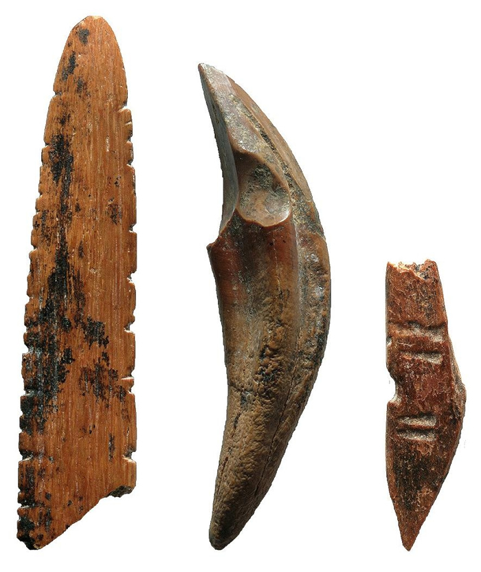从斯里兰卡法显洞（Fa-Hien Lena）出土的工具由骨头和牙齿制成，它们被用作狩猎小猴子与松鼠、切割兽皮或植物，也或许用来织网。 照片中（由左至右）是可能用