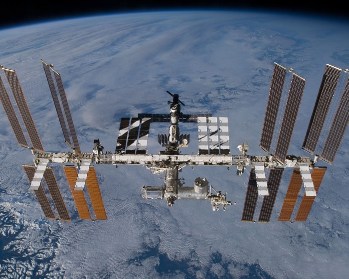国际空间站宇航员在太空行走时不慎丢失一枚小镜子