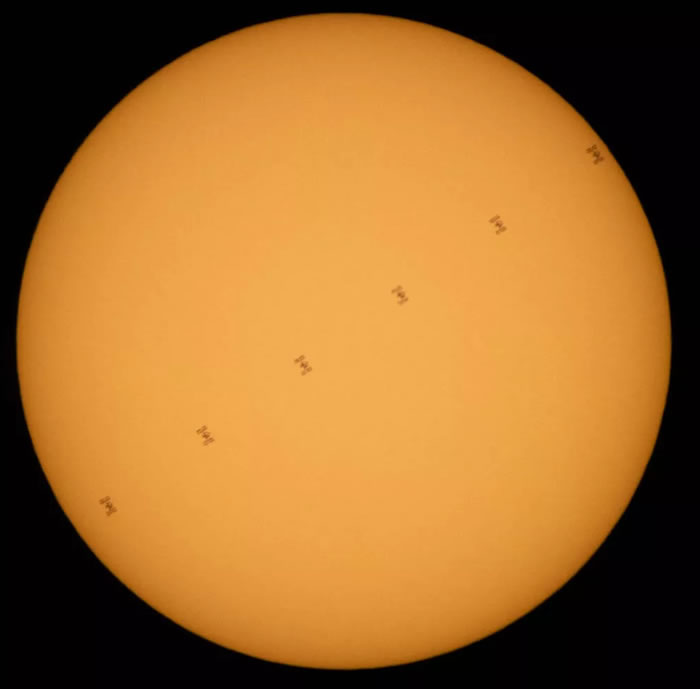 美国宇航局摄影师Joel Kowsky成功抓拍到国际空间站“穿越”太阳表面的壮观景象