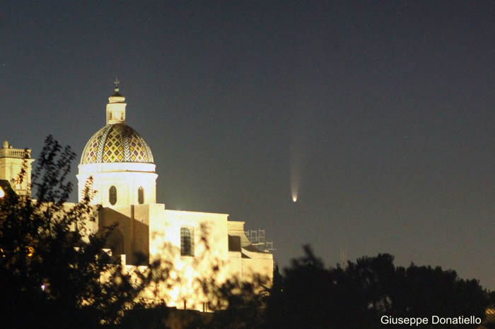 意大利一座教堂上空的NEOWISE彗星