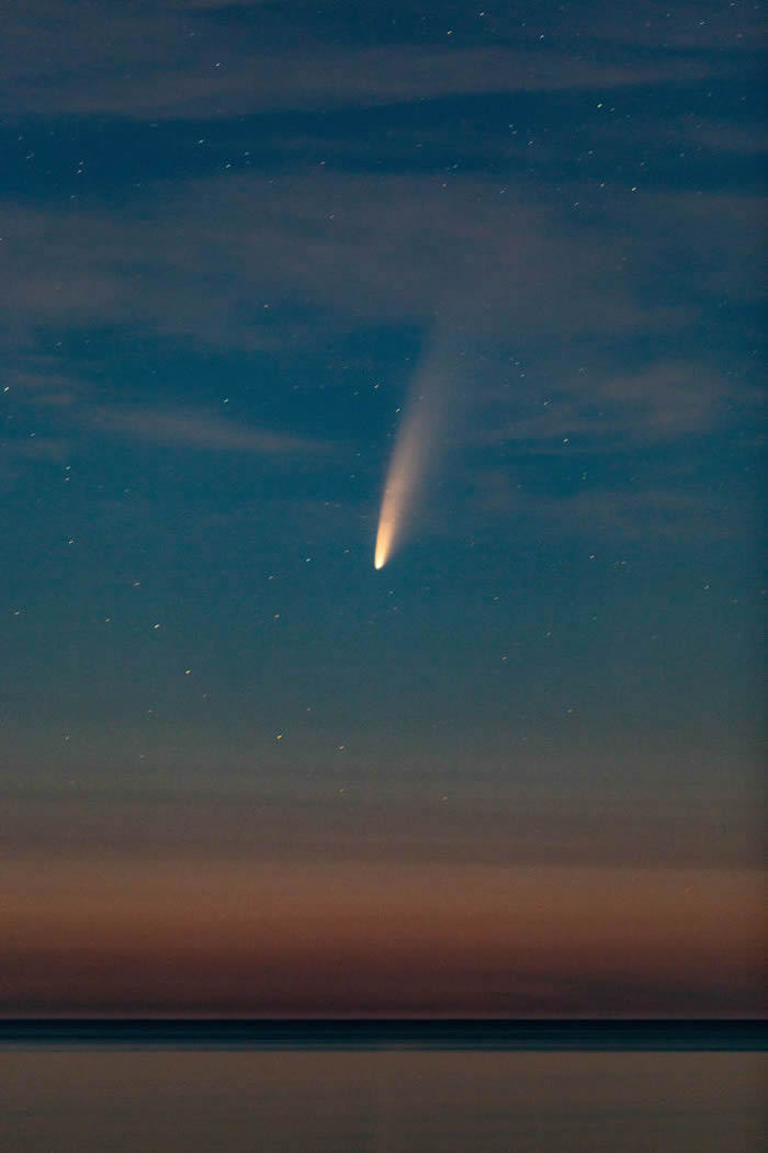 加拿大上空的NEOWISE彗星
