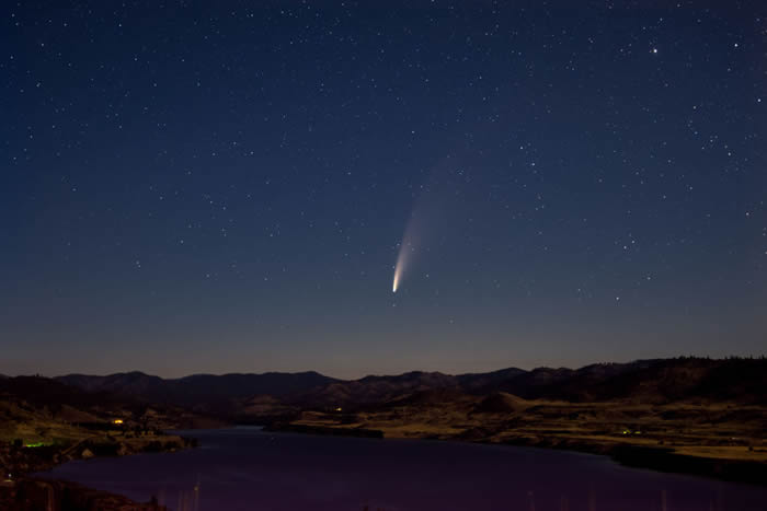 华盛顿州上空的NEOWISE彗星
