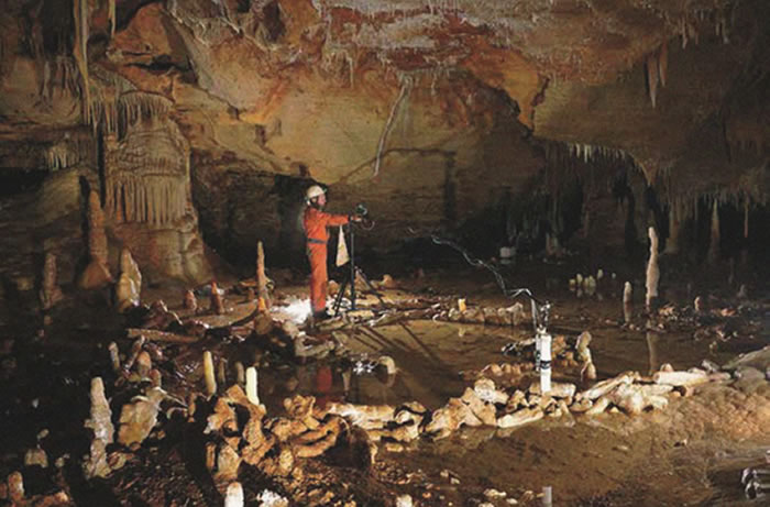 圆环之谜：17.6万年前，现位于法国的布吕尼屈厄洞穴内，尼安德特人取下了4吨重的石笋，并用其搭建了一个看似缺少实际用处的圆环形结构。（图片来源：Etienne