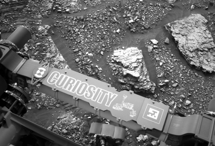 火星上的“好奇号”冒险移动到“有一些有趣颜色变化”的岩石