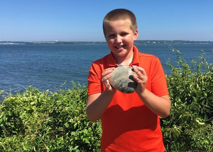 美国罗德岛州一名11岁男童海边“寻宝”发现巨大圆蚬