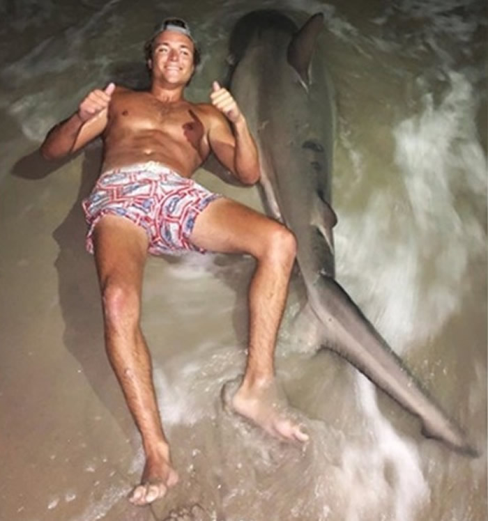 美国纽约长岛曼哈塞青年捕获重近400磅公牛鲨 打卡留念即放生