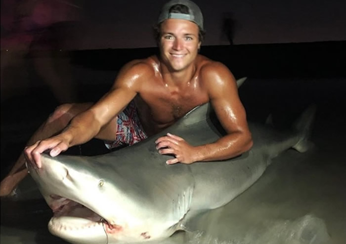 美国纽约长岛曼哈塞青年捕获重近400磅公牛鲨 打卡留念即放生