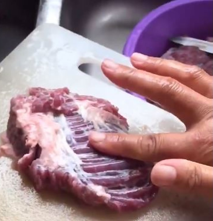 马来西亚网络疯传牛肉诡异抽搐抖动影片 砧板上准备切的牛肉竟然抽搐抖动起来