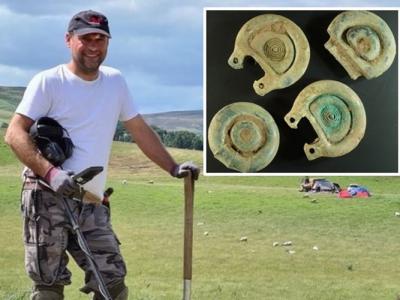 英国男子到苏格兰的皮布尔斯寻宝意外发现多件青铜时代文物 包括一副完整鞍具