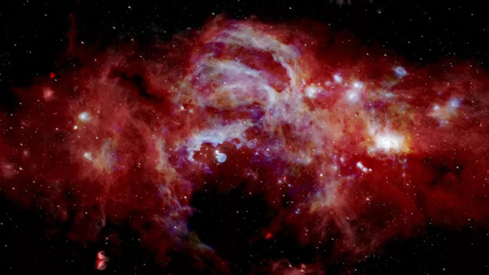 银河系中心发射出神秘气体云
