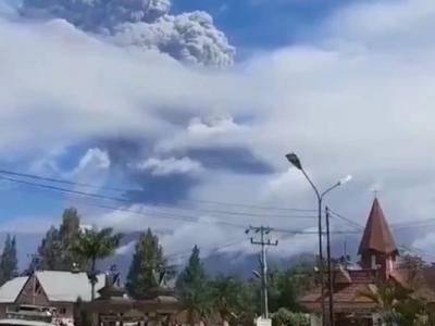 印尼北苏门答腊锡纳朋火山喷发 火山灰冲上5000米高空