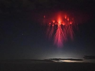 美国德州天文学家Stephen Hummel在洛克山山脊上捕捉到“红色精灵”自然现象