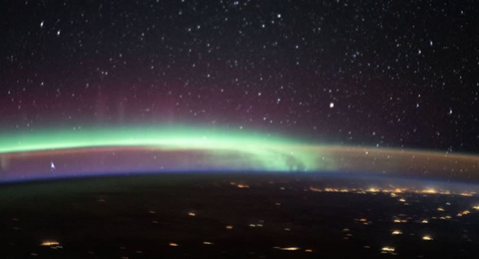 国际空间站宇航员拍摄到地球上空同时出现两种大气现象——北极光和大气层发光