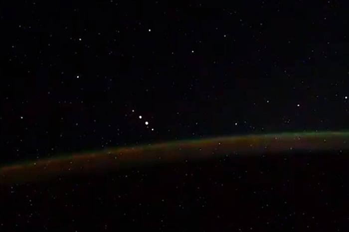 国际空间站俄罗斯宇航员在拍摄极光时意外发现不明飞行物UFO