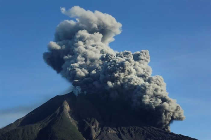 印度尼西亚苏门答腊岛北部的锡纳朋火山再次喷出火山灰柱
