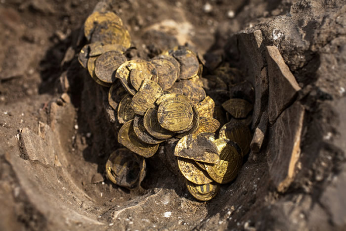 以色列中部城市亚夫内考古遗址挖出425枚伊斯兰帝国阿拔斯王朝24K金币